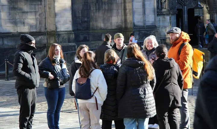 Edinburgh: Royal Mile Guided Walking Tour with Comedian