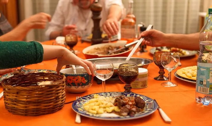 share a traditional meal with licauw