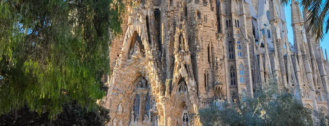 Skip-the-line Park Guell and Sagrada Familia guided tour
