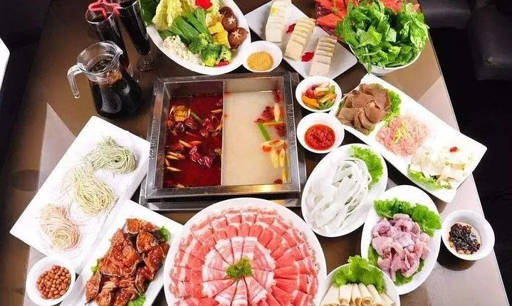 4-Hour Private Illuminated Beijing Tour with Haidilao Hot Pot Dinner