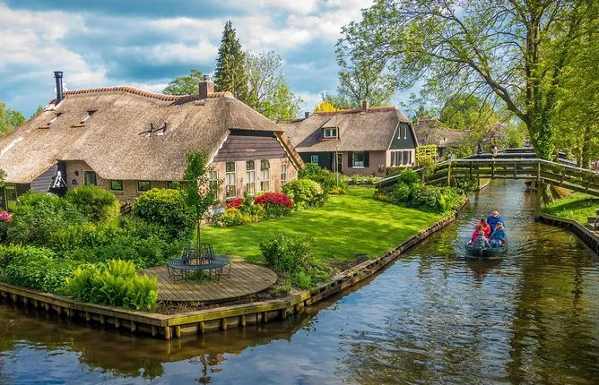 "Giethoorn & Tulips & Windmills & Amsterdam Castle & CheeseFarm" Private Tour