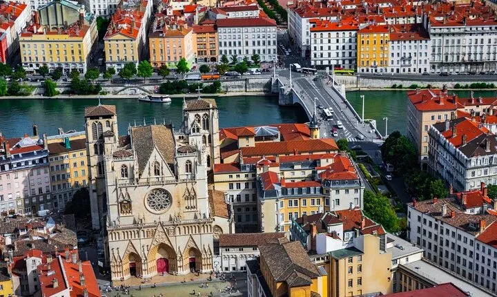 Lyon by Yourself with english speaking driver by car or van- 4 or 8 hrs disposal