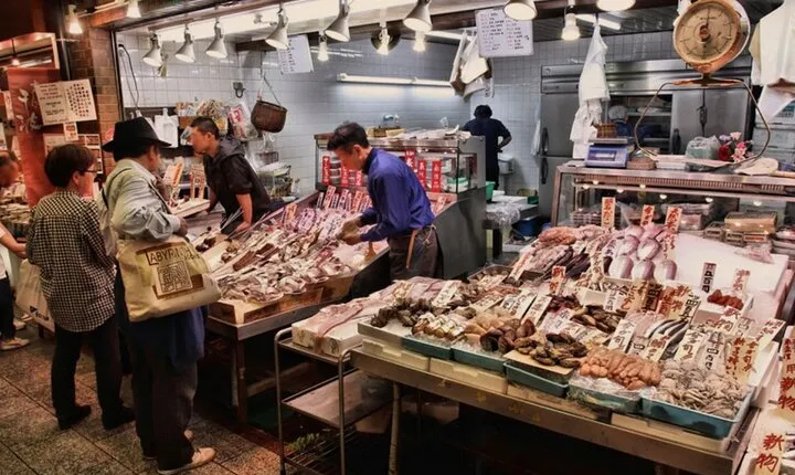 Kyoto Nishiki Market Tour and Dinner with an Expert Japanese Chef