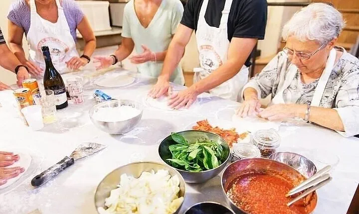 Pizza & Gelato cooking class in Florence - Small groups only