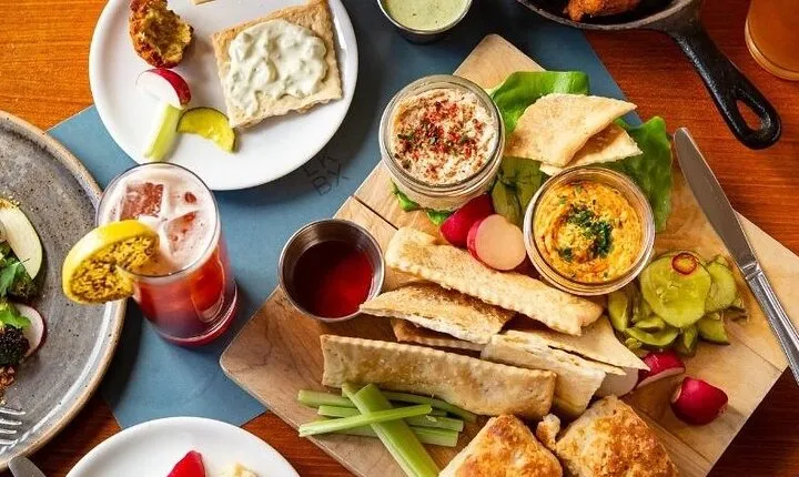 2-Hour Guided Walking Art and Appetizers Tour in Lexington
