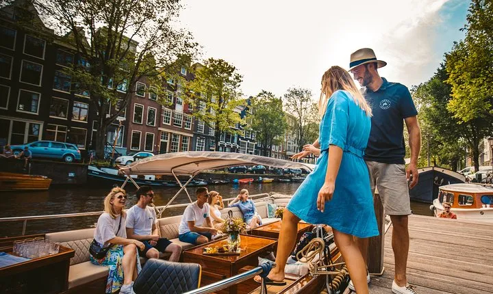 The Ultimate Amsterdam Canal Cruise - 2hr - Small Group with Drinks & Snacks