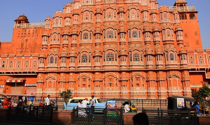 Travel Like a Royal in a Vintage Private Car Tour in Jaipur