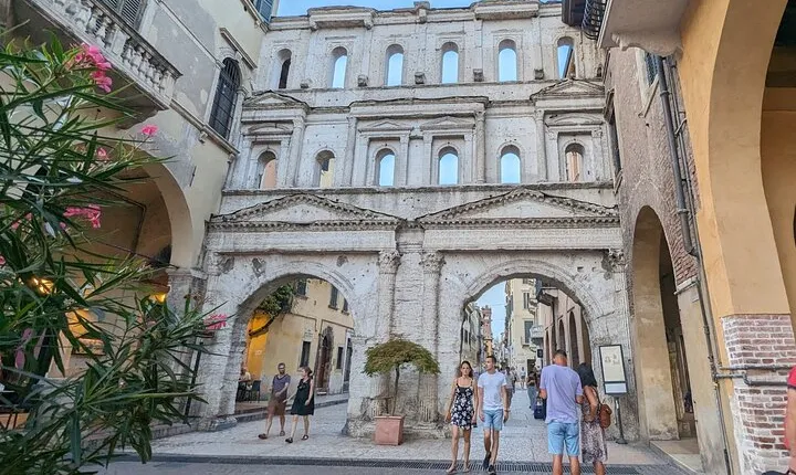 Walking Tour in Verona: 9+ Landmarks with Live Guide