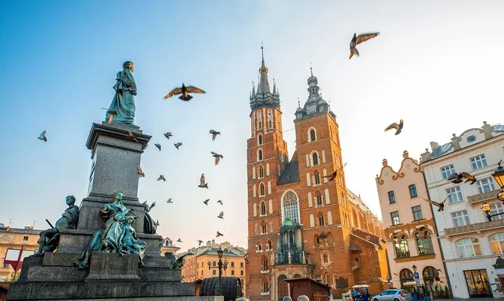 Krakow Scavenger Hunt and Best Landmarks Self-Guided Tour