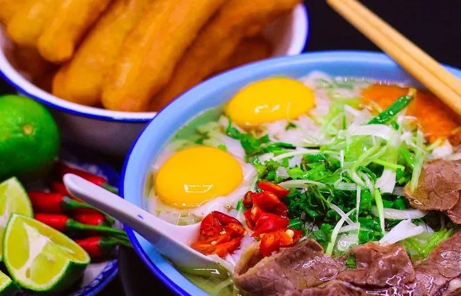 Half Day Hanoi Premium Food Tour with Train Street Visit
