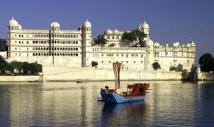 Sunset Shared Boat Cruise on Lake Pichola in Udaipur