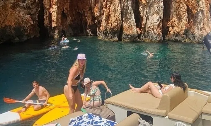 Red rocks & Hells' islands private getaway tour