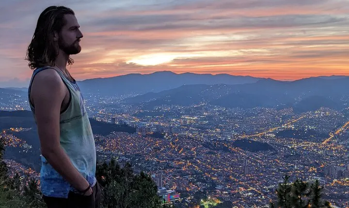 Discover a secret place with locals (Comuna 8)