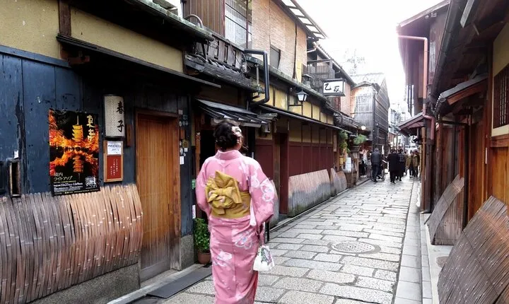 2 Hour Night Walking Tour Throughout Gion with snack