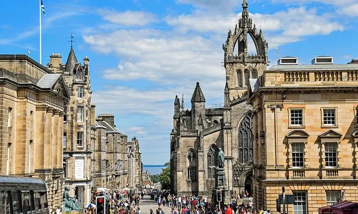 Edinburgh Private Walking tour with a Professional Guide