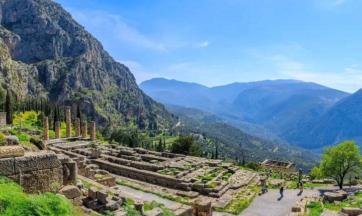Full-Day Private Arachova and Delphi Tour from Athens