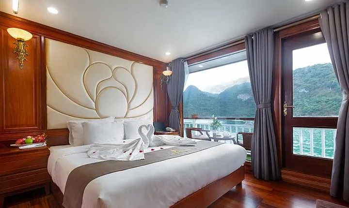 Staying 3 days - 2 nights on boat included: biking island and water activities