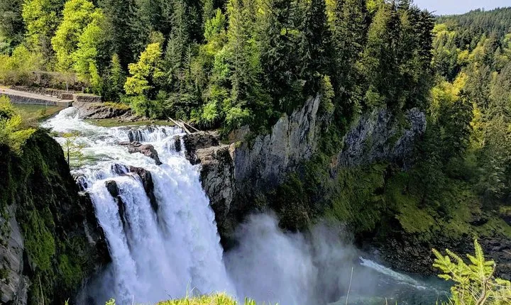 Seattle Wine and Waterfall Luxury Small-Group Day Tour with Lunch