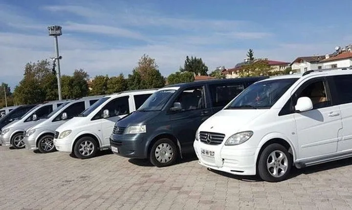 Agra to Delhi airport transfer by air-conditioned car