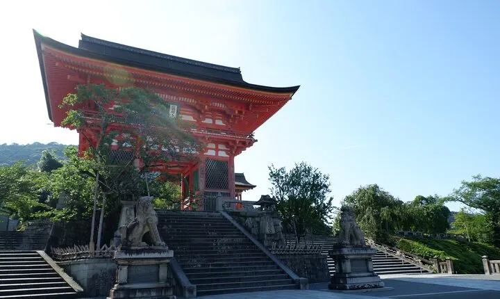 Sunrise Serenity Walk in Geisha Quarter and Kiyomizu