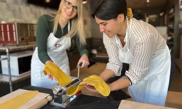 1 Hour Pasta making class in Rome