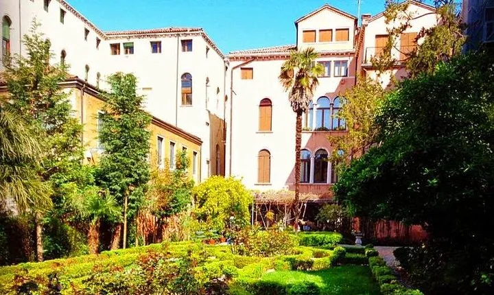 Secret gardens of Venice in the Dorsoduro district with Cichetti tasting