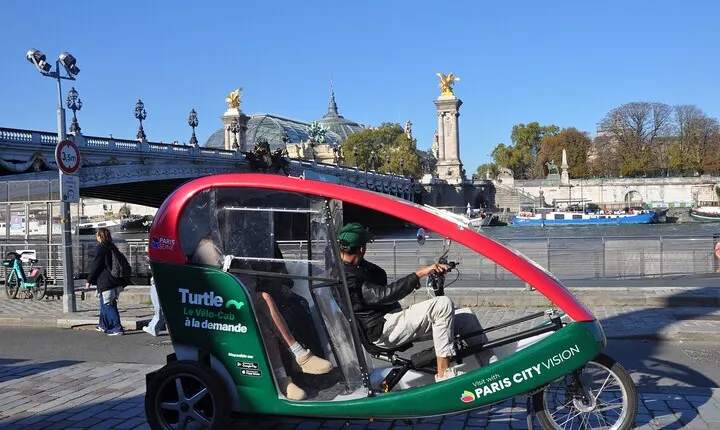 Private City-Tour by rickshaw bike in Paris : The "Napoléon"