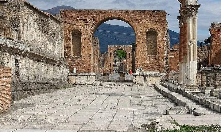 Day Trip to Pompeii and Mount Vesuvius from Rome