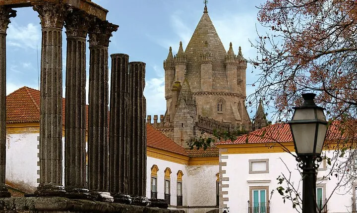 Private Évora Tour - Megaliths, Historical Center and Cork Region