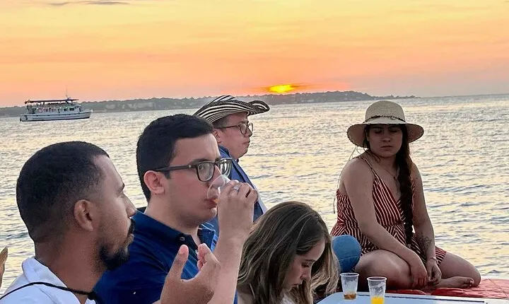 Sunset boat ride in the bay with free drinks