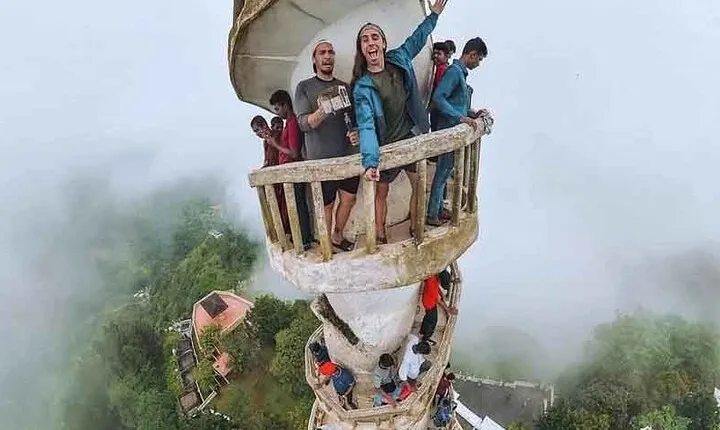 Day Tour from Kandy to World's End and Ambuluwawa Tower