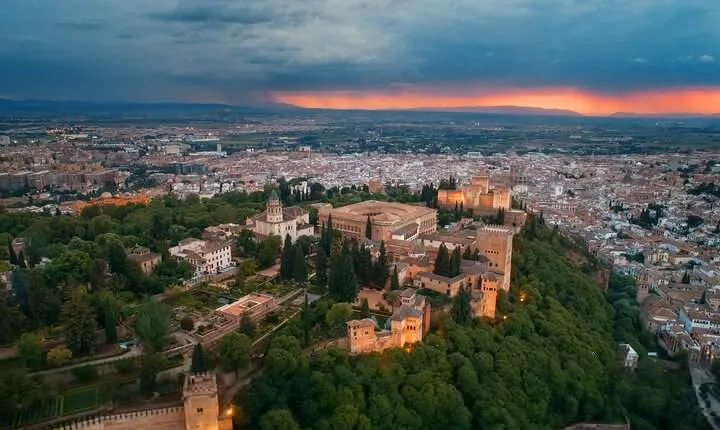 Private Guided Tour to Alhambra with Tickets to City Monuments