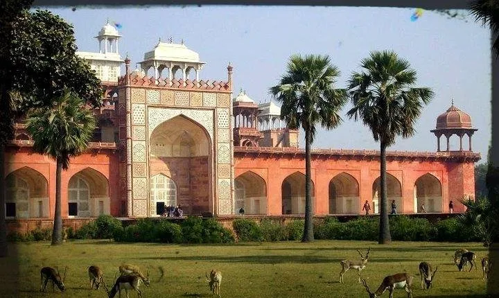 Agra Short Tour of Akbar Tomb, Gurudwara Guru Ka Tal and Dayalbagh
