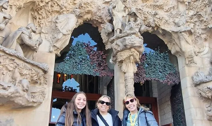 Barcelona: Gothic Paths, Tapas & Sagrada Familia Private Tour