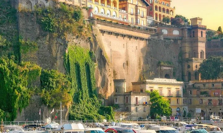 Tour Pompeii & Sorrento with lunch stop