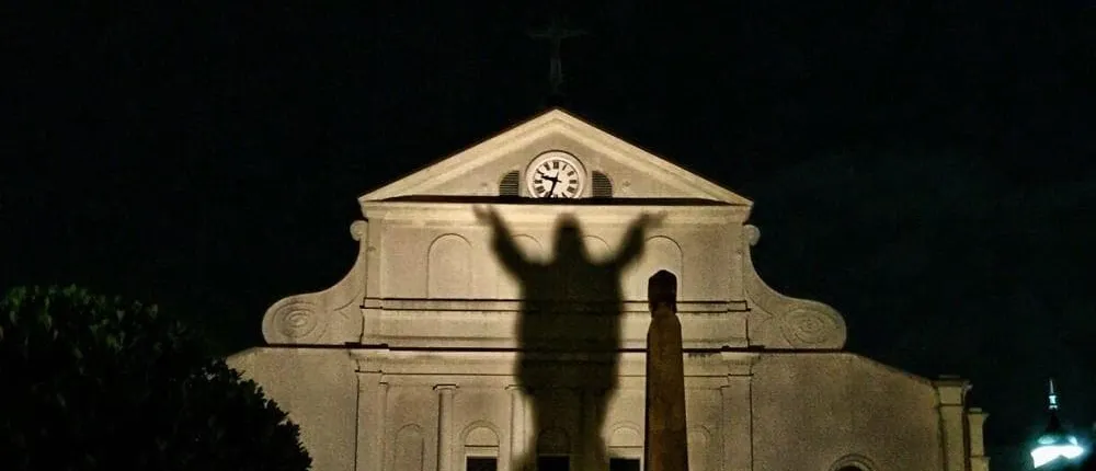 Big easy ghost and vampire pub crawl in New Orleans