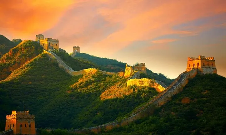 Private Night Tour to Gubei Water Town and Simatai Great Wall with Cable Car