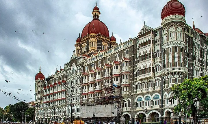 Mumbai: Local train ride and city highlights day tour