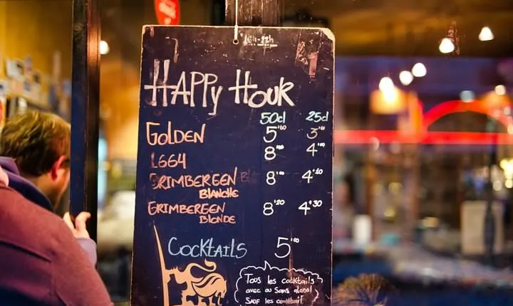 Private Tour of Parisian Nightlife (Sights, Food & Drinks) with a local