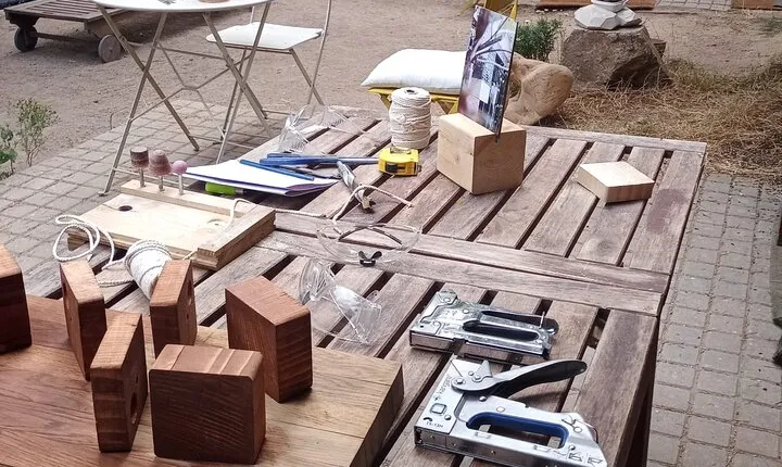 Small Group Make Your Own Bird Feeder Workshop in Cercedilla