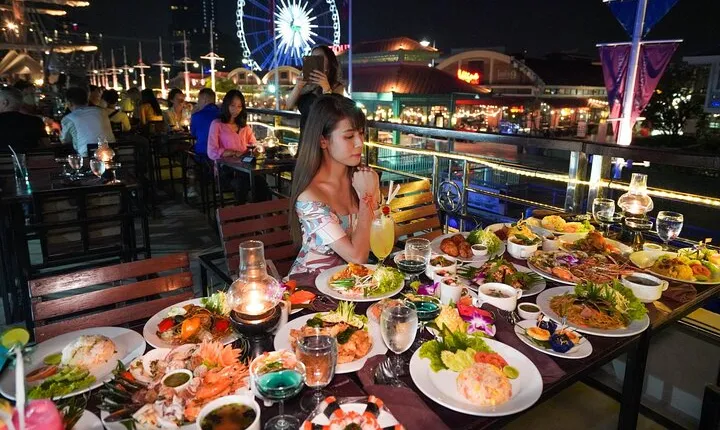 Luxurious White Orchid Dinner Cruise on the Bangkok River