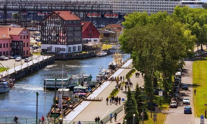 Private Shore Excursion: Walking Tour of Klaipeda + Amber Queen Museum