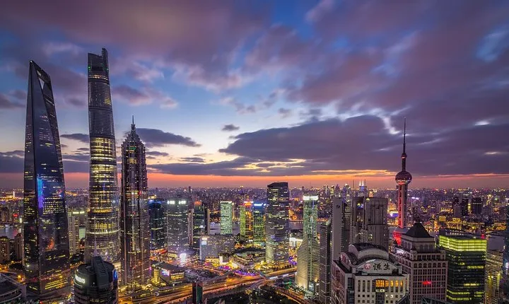 2-Hour Evening Walking Tour in Shanghai: Lookup Skycrapers With City Master