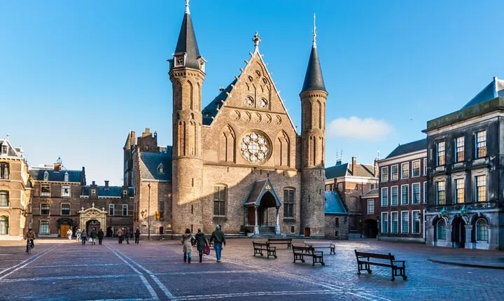 Hague: The Heart of Old Town Exploration Game and Tour