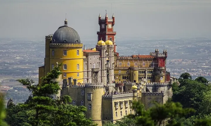 Private Sightseeing Transfer from Porto To Sintra With 2 Stops