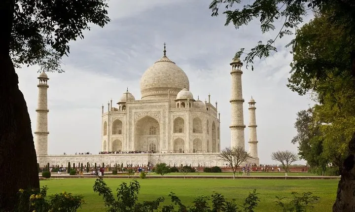 From Agra: Taj Mahal Sunrise Private Tour with Lunch & Entry Fees
