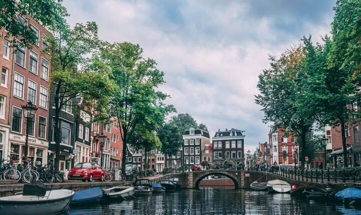 Amsterdam Architecture Walking: Self-Guided GPS and Adio Tour