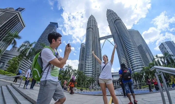 Petronas Twin Towers and Ten Wonders of Kuala Lumpur City Tour