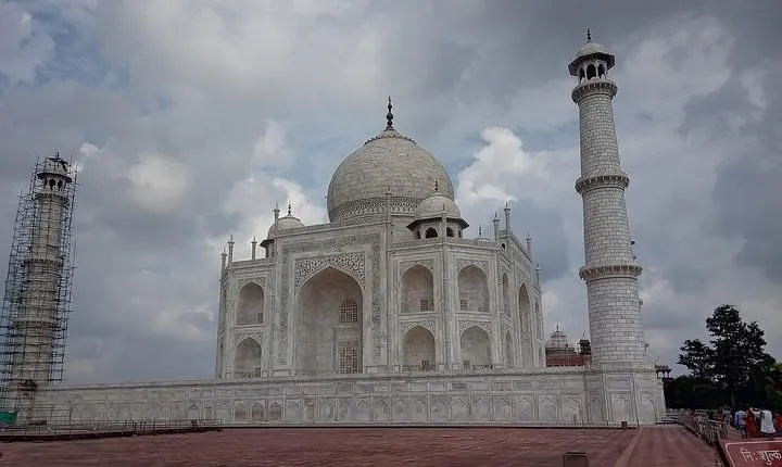 Full Day Taj Mahal And Agra city tour From Bangalore Via Delhi.