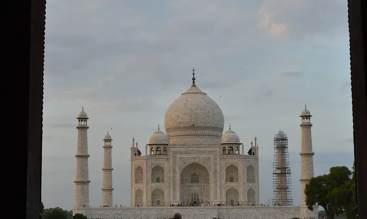 Same Day Agra Taj Mahal Gatiman Express Train Tour